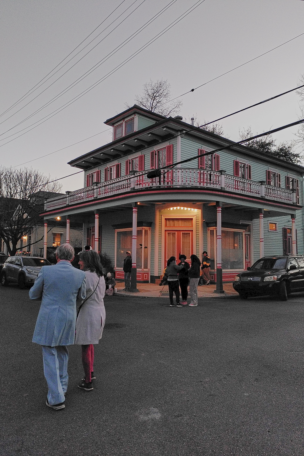 Une autre maison typique dans une rue du quartier de Marigny où des habitants se dirigent vers une parade de Mardi gras © Globe Reporters