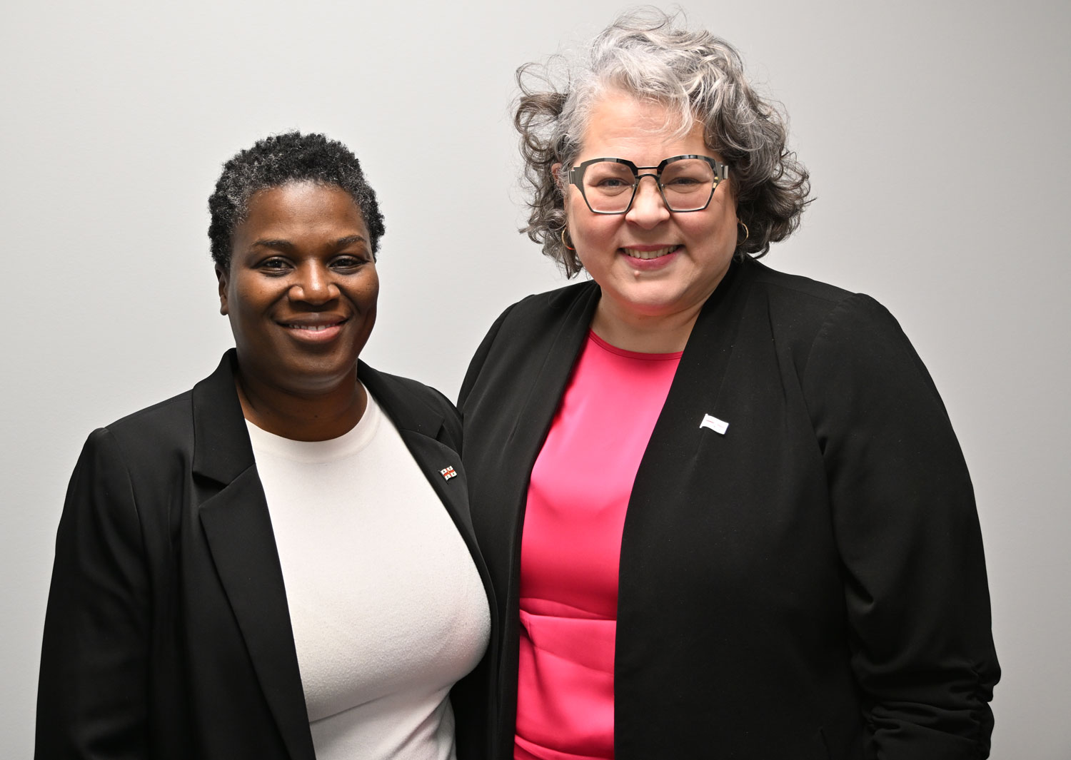 Mme&nbsp;Nathalie GOULET (à droite) et sa collège Mme&nbsp;Carla BEAUVAIS, élue de Projet Montréal pour un autre district d’Ahuntsic-Cartierville © Globe Reporters
