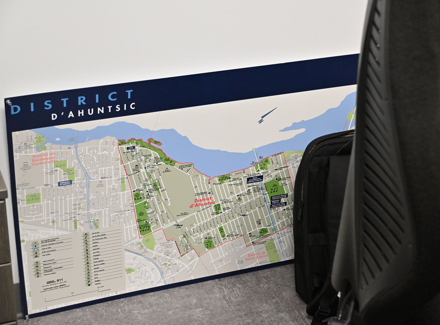 Dans le bureau de Mme&nbsp;GOULET, le plan du district qu’elle représente © Globe Reporters