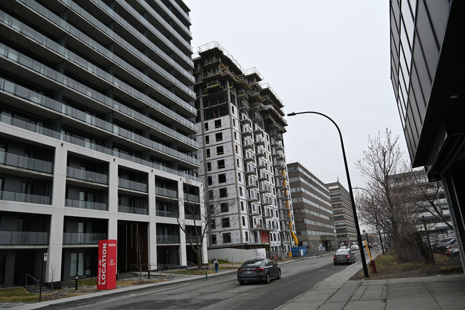 En sortant de l’entretien, notre envoyé spécial croise un immeuble de construction. À Montréal, l’accès au logement, comme dans beaucoup de grandes villes, est un défi majeur © Globe Reporters