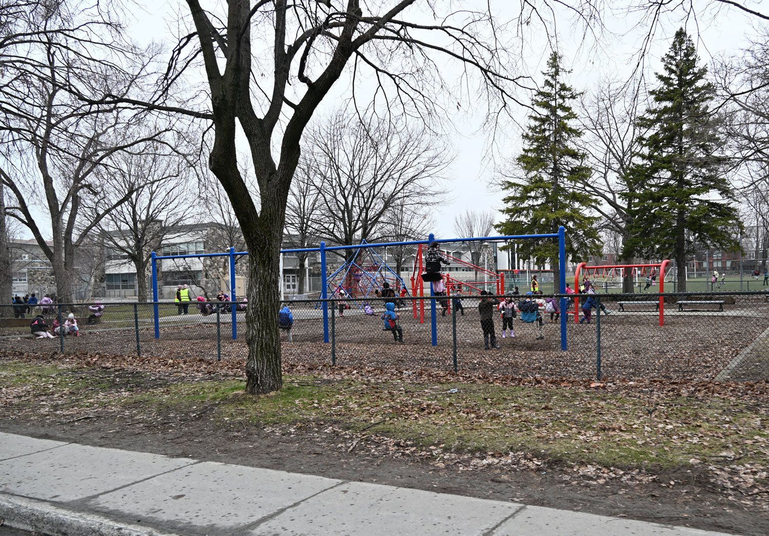 Un des nombreux parcs de l’arrondissement. Situé près d’une école, les élèves y jouent pendant la récréation © Globe Reporters