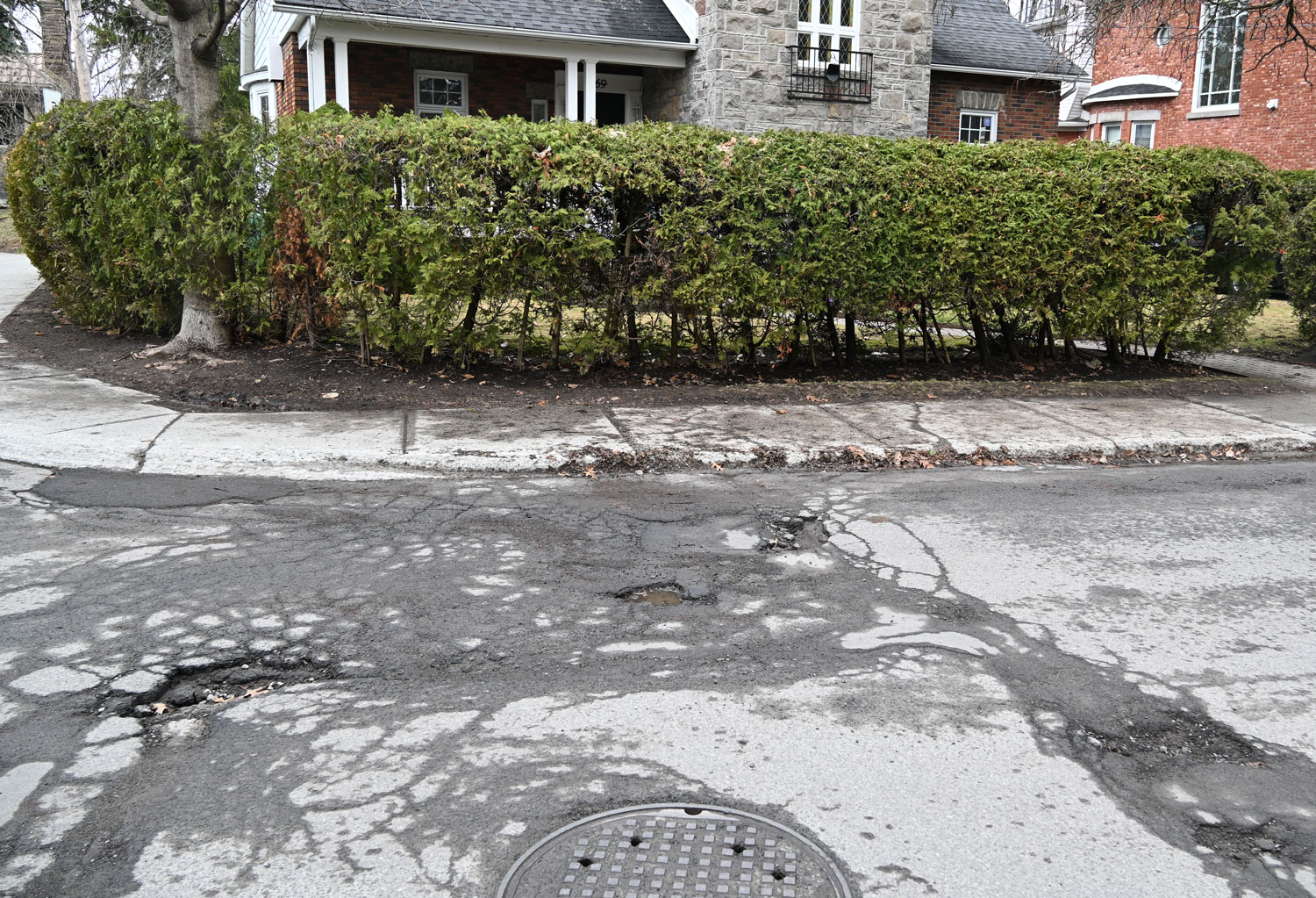 Les nids de poule sont un gros défi des équipes qui gèrent les villes du Québec. Les hivers rigoureux et l’alternance de gel et dégel font souffrir les routes © Globe Reporters