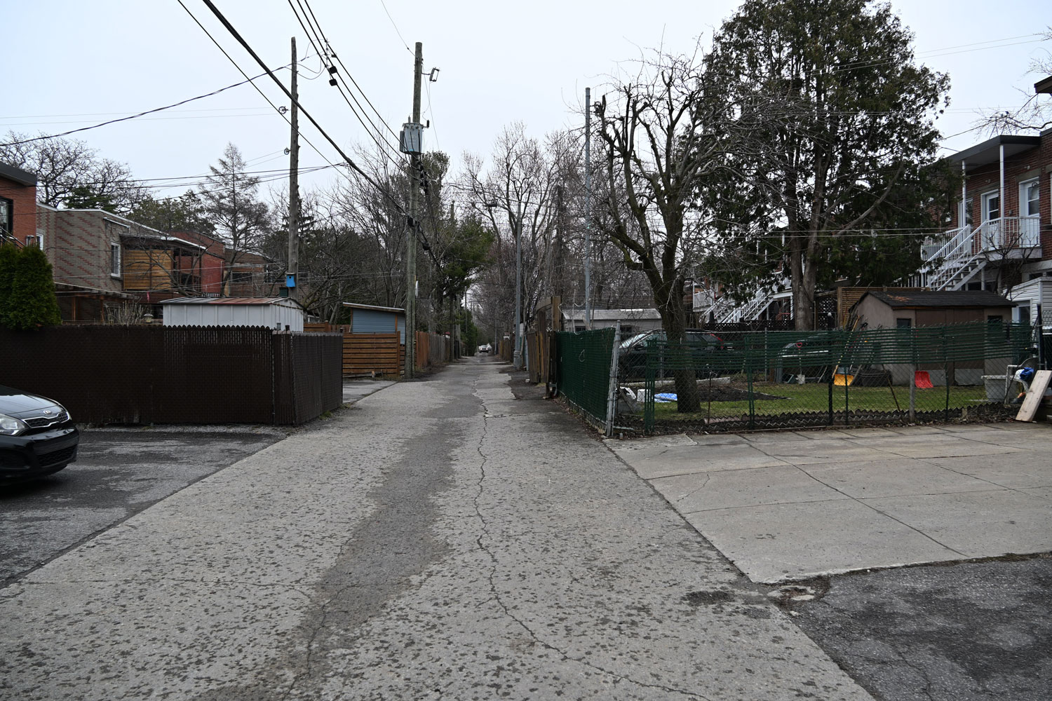 Entre les maisons du quartier, il y a de nombreuses ruelles. Plus tranquilles que les rues, c’est un lieu de jeu pour les enfants. Pendant Halloween, certaines sont transformées en ruelles hantées © Globe Reporters